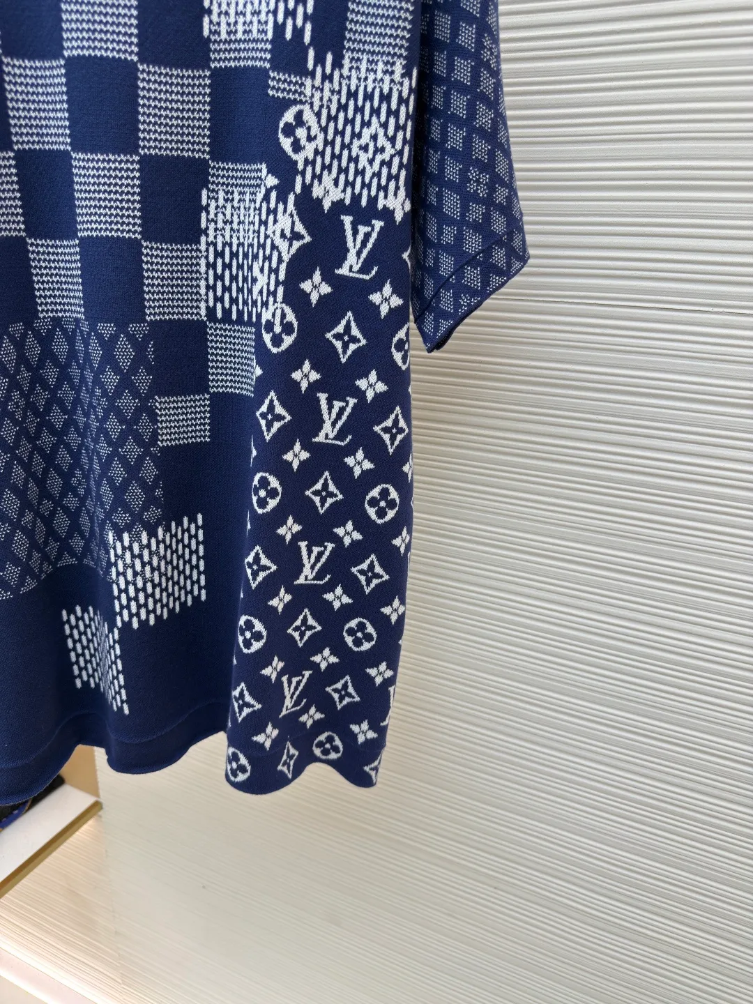 LOUIS VUITTON letter jacquard knitted short sleeves ●Authentic product: purchased and developed for 10899 ●Item number: 1680369-A90 ●Fabric: jacquard fabric ●Technology: knitted ●Version: fitted version ●Weight: about 350 grams ●Size: XS-S-M-L ●Description: With its unique design concept and exquisite craftsmanship, it perfectly combines fashion and comfort, becoming a trendy item for both men and women. The short sleeves are made of high-quality knitted fabric, which is soft and skin-friendly and has good breathability, keeping the skin dry and comfortable even in the hot summer. The unique letter jacquard elements are embellished on the body of the garment in an orderly manner, which not only adds a sense of visual hierarchy, but also highlights the wearer's personality and taste. The simple yet fashionable design not only conforms to the masculinity of men, but also shows the soft lines of women. It can be easily controlled whether it is for leisure travel or daily wear, showing a unique fashion charm. In addition, the short-sleeved design cleverly lengthens the body proportions, making people look taller and more stylish. The overall wiring is straight and delicate, the fabric is comfortable and soft, and the color is consistent without color difference. It can be matched with the same style to create a fashionable look and control various occasions. Customized accessories, complete with three standards, same style for men and women!